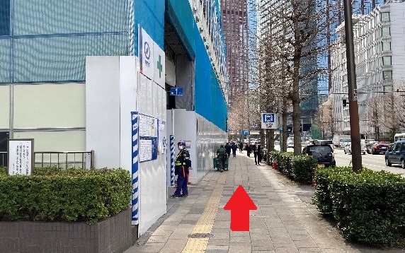 ビル解体中の前を直進